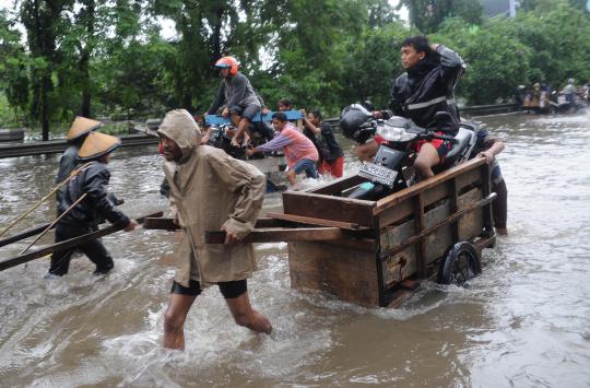 Menghindari banjir parah, pemotor masuk jalan tol