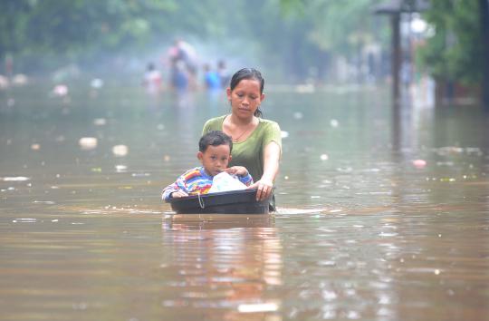 Inilah alat transportasi air unik saat banjir Jakarta