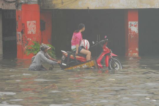 Inilah alat transportasi air unik saat banjir Jakarta