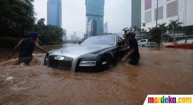 Foto Berbagai usaha kendaraan menerobos banjir eh mogok  