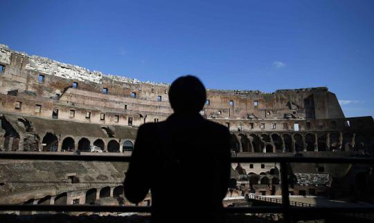 Arkeolog temukan sisa lukisan kuno terpendam di Colosseum