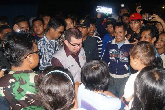 Mensos Salim Segaf berdongeng di pengungsian korban banjir