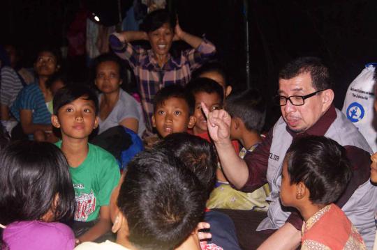 Mensos Salim Segaf berdongeng di pengungsian korban banjir