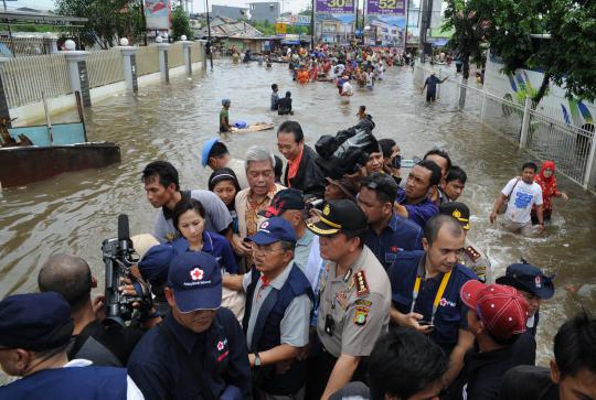 Ketua PMI Jusuf Kalla tinjau korban banjir Penjaringan