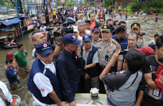 Ketua PMI Jusuf Kalla tinjau korban banjir Penjaringan