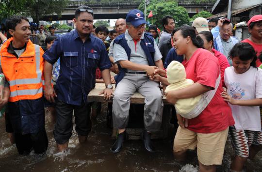 Ketua PMI Jusuf Kalla tinjau korban banjir Penjaringan