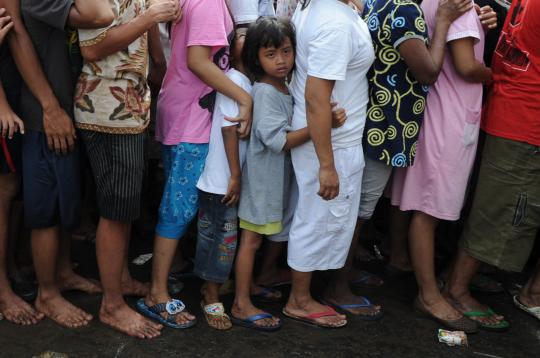 Korban banjir Pluit berebut antre demi 3 bungkus mie