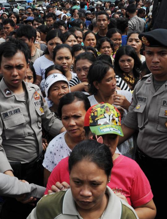 Korban banjir Pluit berebut antre demi 3 bungkus mie