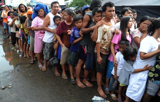 Korban banjir Pluit berebut antre demi 3 bungkus mie