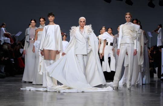 Supermodel 81 tahun beraksi di atas catwalk