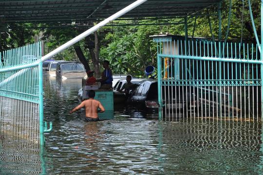 Showroom mobil terendam banjir di Kawasan Pluit Penjaringan