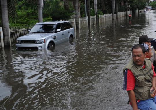Showroom mobil terendam banjir di Kawasan Pluit Penjaringan