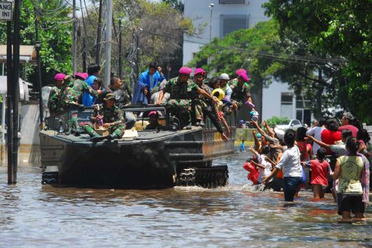 Warga korban banjir serbu sembako dari relawan dan TNI