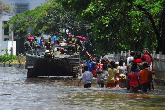 Warga korban banjir serbu sembako dari relawan dan TNI