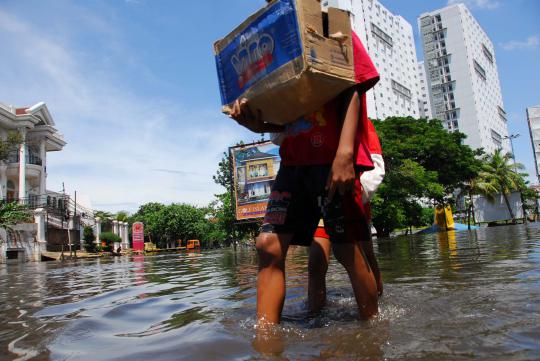 Warga korban banjir serbu sembako dari relawan dan TNI