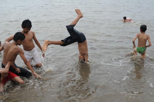 Berenang di sawah terendam banjir