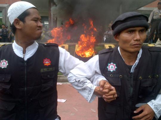 Ratusan ormas Islam bentrok dengan Polisi