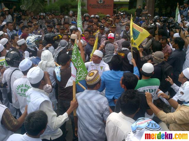 Ratusan aliansi ormas Islam saat unjuk rasa menentang penghancuran Masjid Raudhatul Islam di depan Hotel Emerald Garden, Jalan Putri Hijau, Medan, Jumat (25/1).