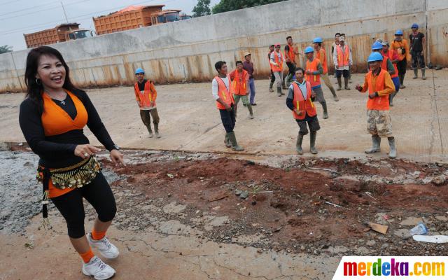 Foto Instruktur Seksi Pandu Pekerja Bangunan Olahraga Senam Pagi Merdeka Com