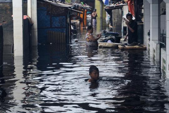 Genangan banjir di Muara Baru berwarna hitam pekat