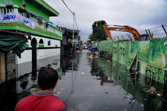 Genangan banjir di Muara Baru berwarna hitam pekat