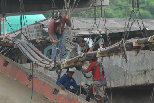 Jembatan penghubung kabel PLN putus