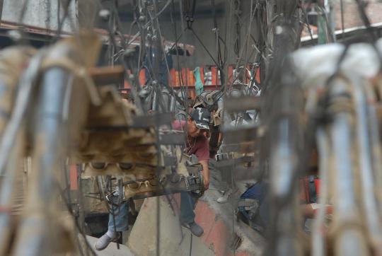 Jembatan penghubung kabel PLN putus