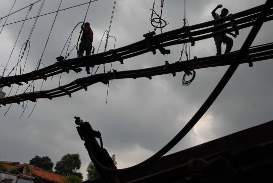 Jembatan penghubung kabel PLN putus