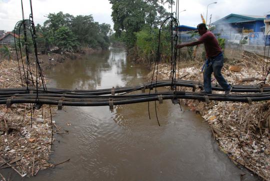 Jembatan penghubung kabel PLN putus