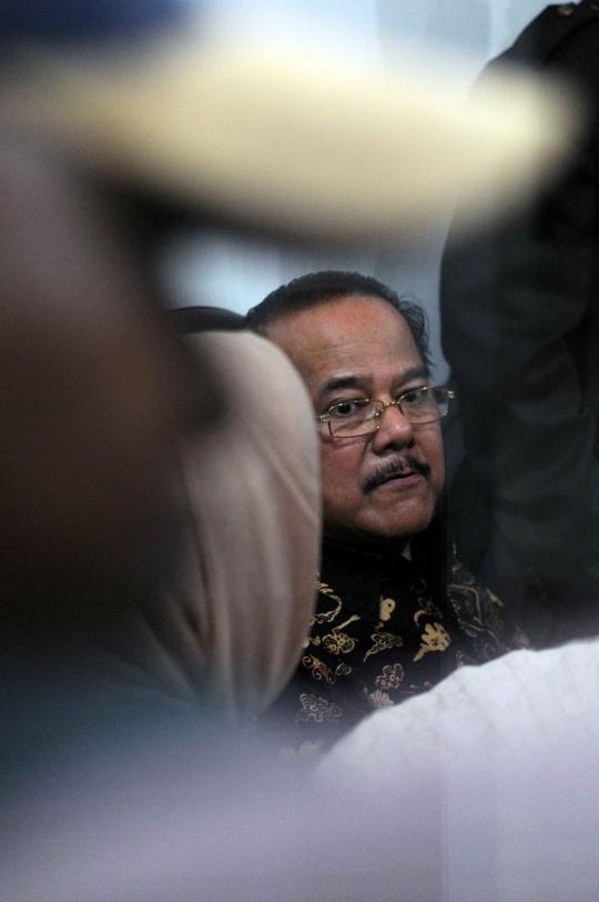 Bersama anaknya, Zulkarnaen Djabar jalani sidang perdana