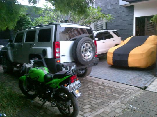 Rumah Raffi Ahmad bersama koleksi mobilnya