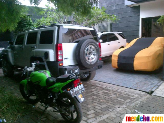 Foto : Rumah Raffi Ahmad bersama koleksi mobilnya merdeka.com