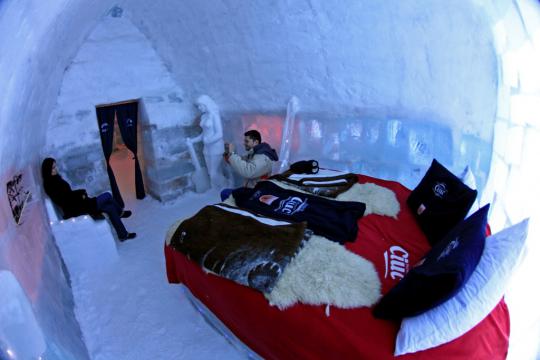 Menikmati sensasi dingin menginap di hotel es Rumania