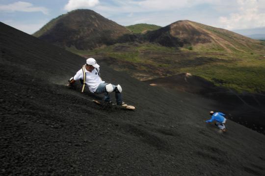 Main ski di atas gunung berapi Cerro Negro