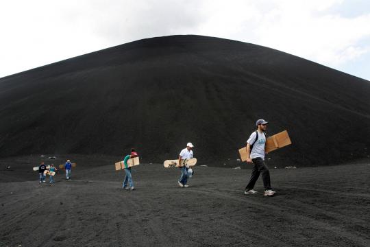 Main ski di atas gunung berapi Cerro Negro