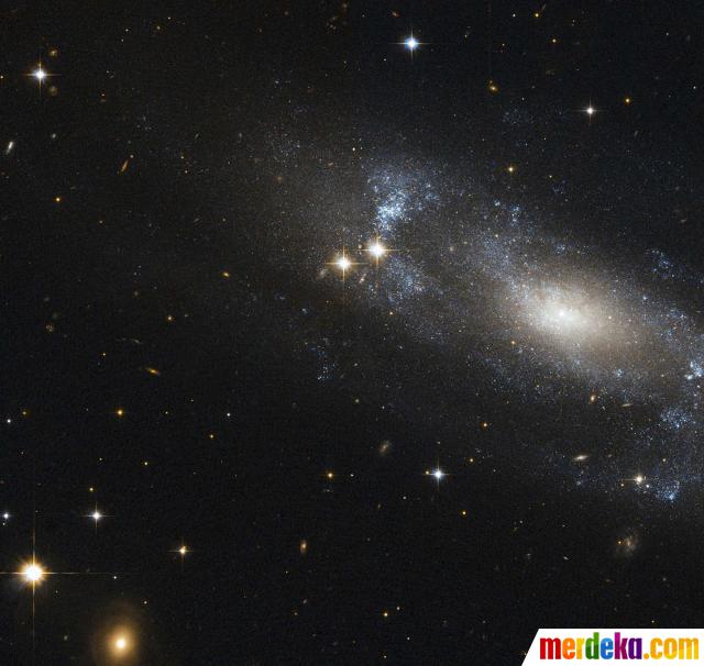 Foto Keindahan warna warni galaksi di  luar  angkasa  