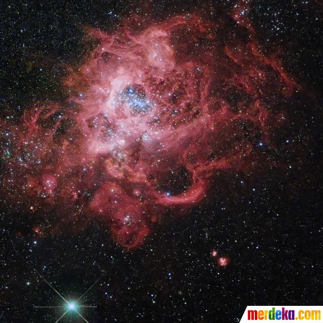 Foto Keindahan warna warni galaksi di  luar  angkasa  