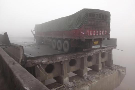 Jalan tol setinggi 30 meter runtuh tewaskan 5 jiwa