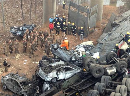 Jalan tol setinggi 30 meter runtuh tewaskan 5 jiwa