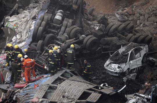 Jalan tol setinggi 30 meter runtuh tewaskan 5 jiwa