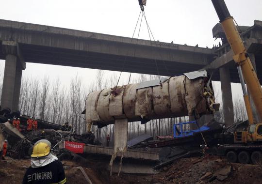 Jalan tol setinggi 30 meter runtuh tewaskan 5 jiwa