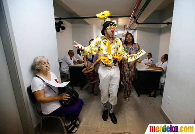 Foto : Dokter jadi badut menghibur pasien rumah sakit | merdeka.com