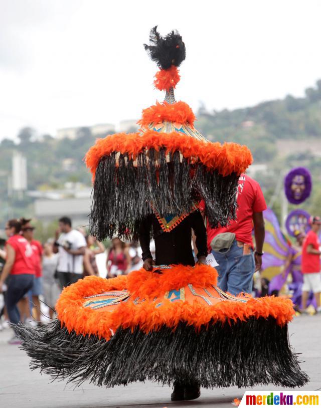 Foto Warna warni karnaval  anak  di Queen Park Savannah 