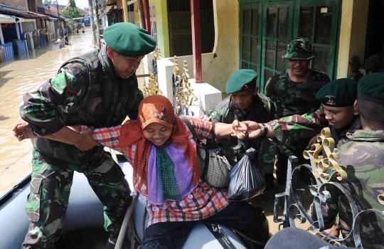 Prajurit TNI AD bantu evakuasi korban banjir Bekasi