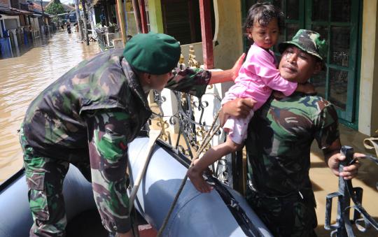 Prajurit TNI AD bantu evakuasi korban banjir Bekasi