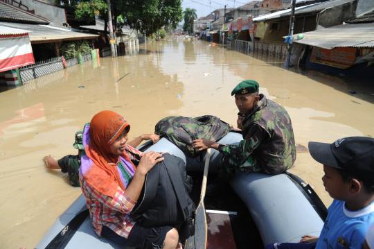 Prajurit TNI AD bantu evakuasi korban banjir Bekasi