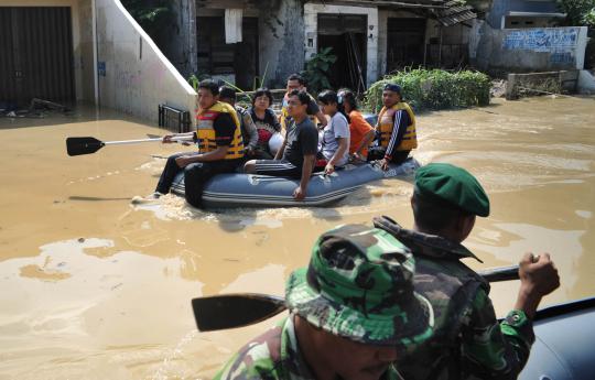 Prajurit TNI AD bantu evakuasi korban banjir Bekasi