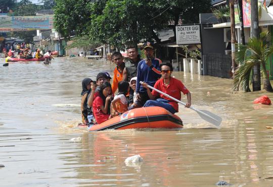 Prajurit TNI AD bantu evakuasi korban banjir Bekasi