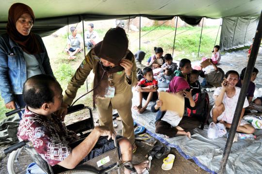 Tim medis Pemkot Bekasi periksa kesehatan pengungsi banjir