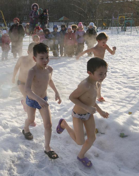 Agar fit, anak-anak TK ini dimandikan air dingin di tengah salju